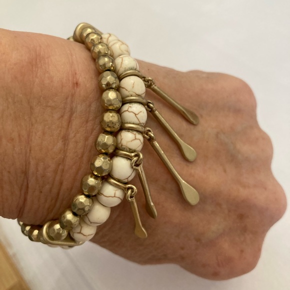 Jewelry - Gold tone bracelet